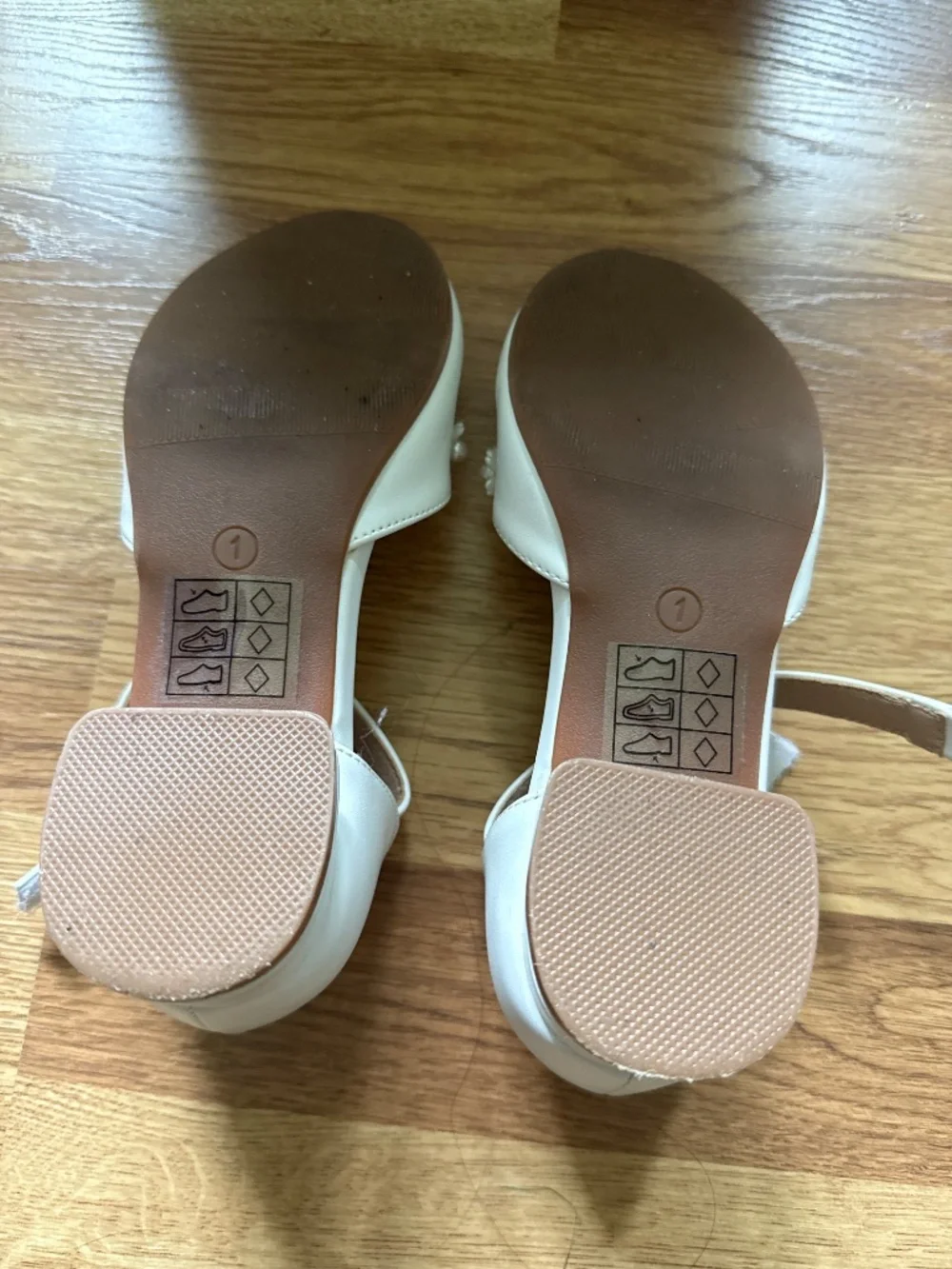 Girls white shoes, size 1